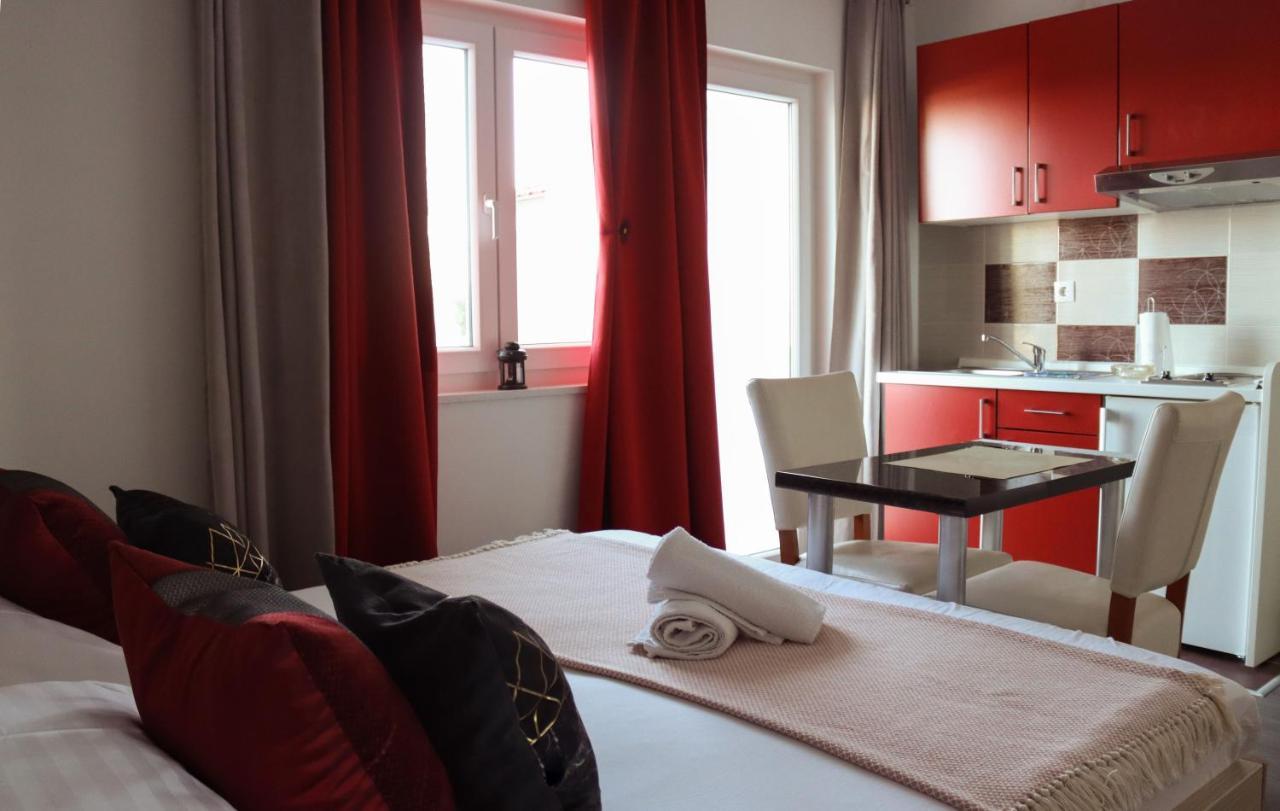 Apartments Emilija Brela Zewnętrze zdjęcie