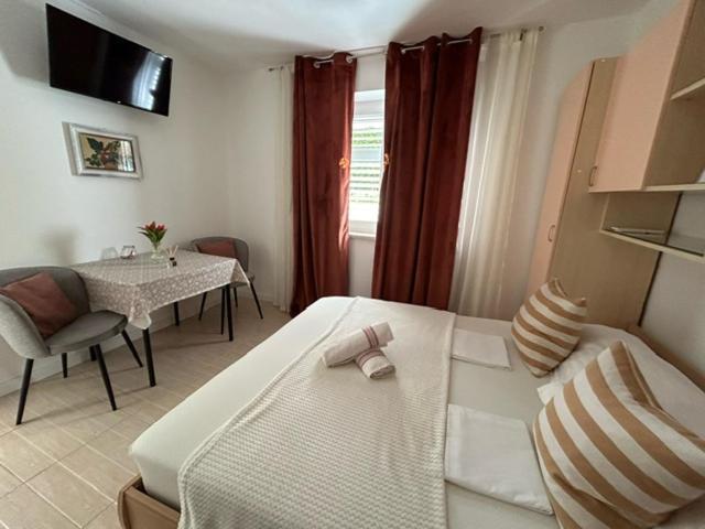 Apartments Emilija Brela Zewnętrze zdjęcie